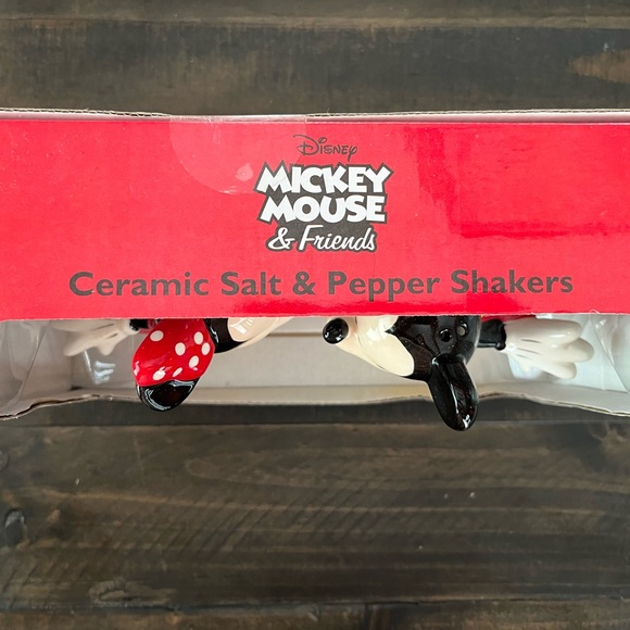 NWT-Disney Mickey and Minnie Kissing Salt and Pepper Shakers - Picture 9 of 11